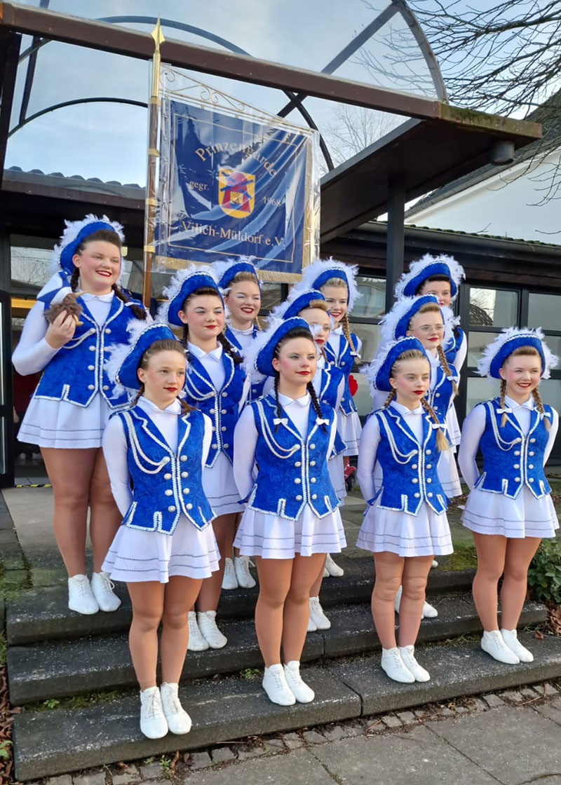 Gardekostueme blau weiss Tanzgruppe Gruppe Gardetanz Vereinsfahne